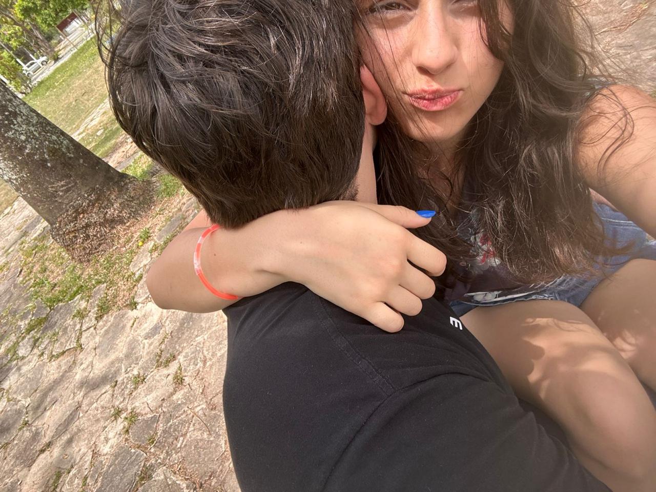 Nós dois abraçados no parque